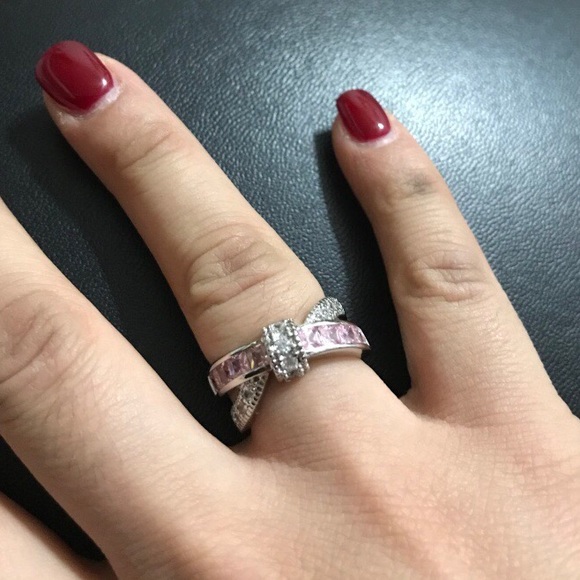 Jewelry - Pink twist bling ring